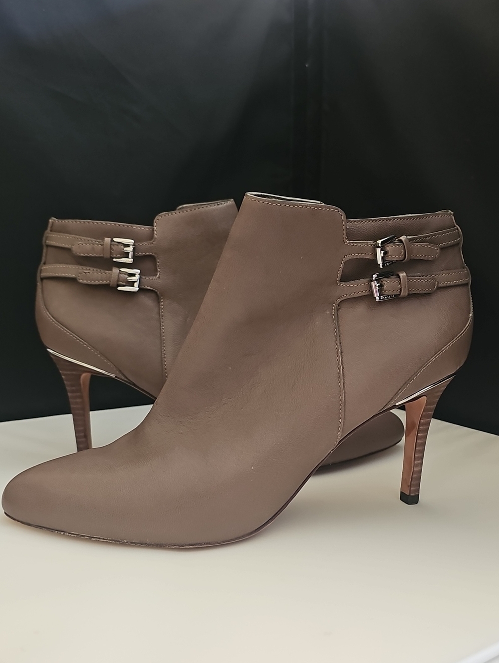 Coach Daphne Leather Ankle Booties Size 9B Taupe Silver Trim Stiletto Heel